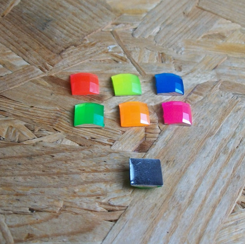 FAZETOVANÉ AKRYLOVÉ KABOŠONY - 10x10 mm - 6 ks