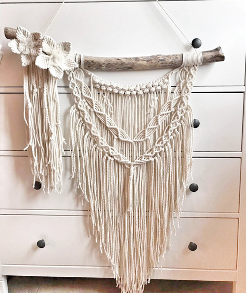 Macrame dekorace v krémové barvě s květy — foto 1