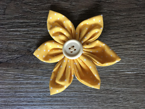 Zlutá s dřevěným knoflíkem