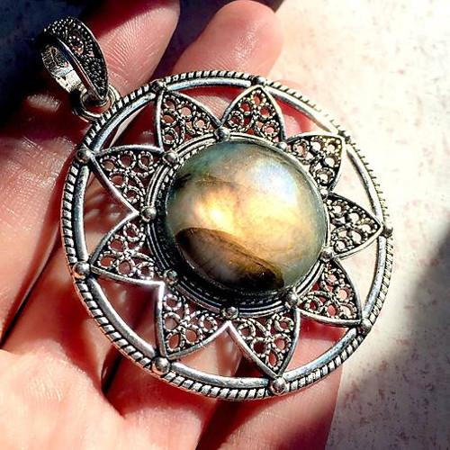 Výrazný náhrdelník amulet zelený labradorit