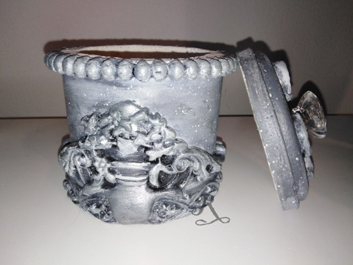 Betonová dóza s ornamenty