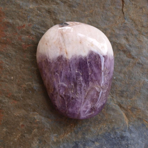 Ametyst chevron, placka 27 x 34 mm — foto 1