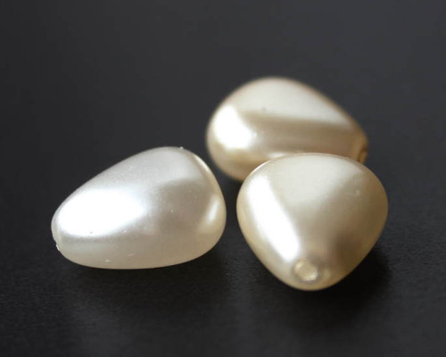 13x12 mm voskové perle trojúhelníky smetanové 2 ks
