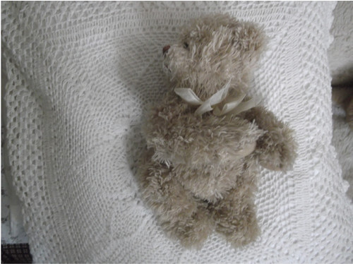 Béžový medvídek leží na břiše vel.30cm