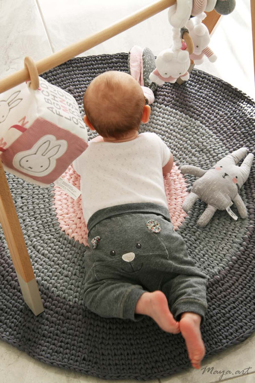 Růžovošedý kobereček CROCHETED CARPET