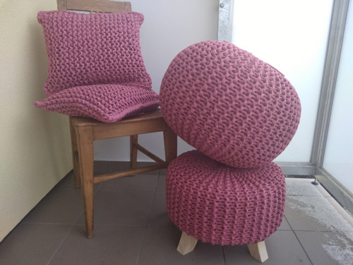 Set "odstín na přání"/puff+čtyřnožka+2 polštáře/