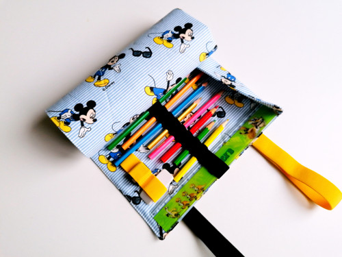 Rolovací penál pásikavý s Mickey Mousmi