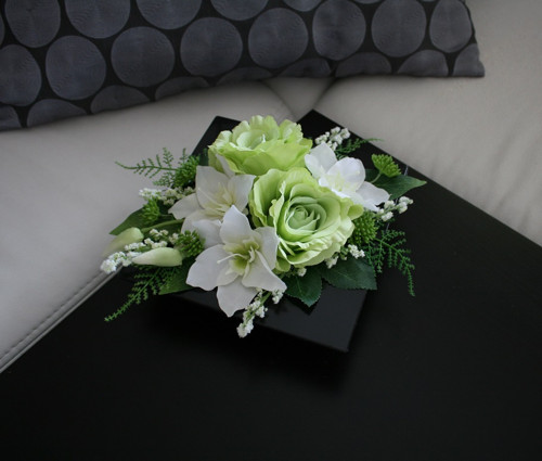 Ikebana s růžemi a euchariusy do zelena — foto 1