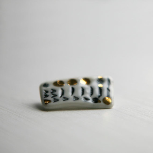 Jarnění (porcelánová brož) — foto 1