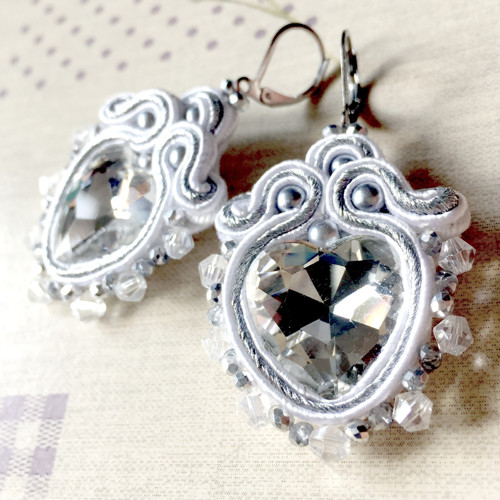 Soutache náušnice "White and Silver Hearts"