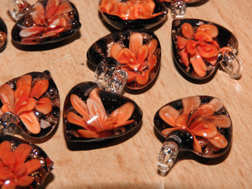 Skleněný přívěsek srdce 21x21 mm červená