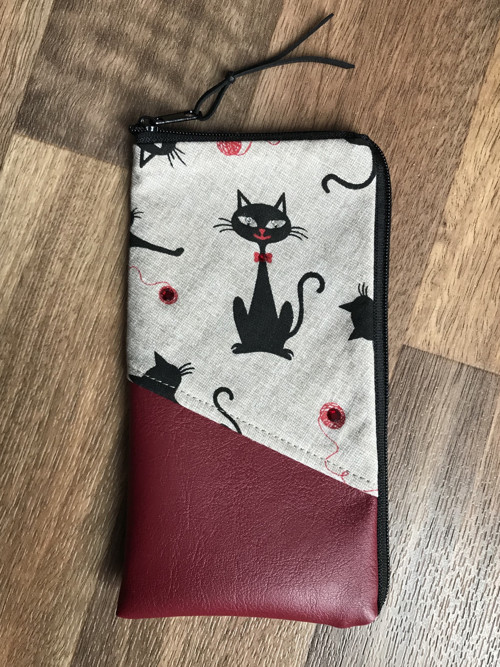 Obal na mobil - kočičky, koženka — foto 1