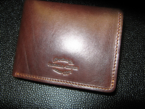 JONAS castagno- i s monogramem