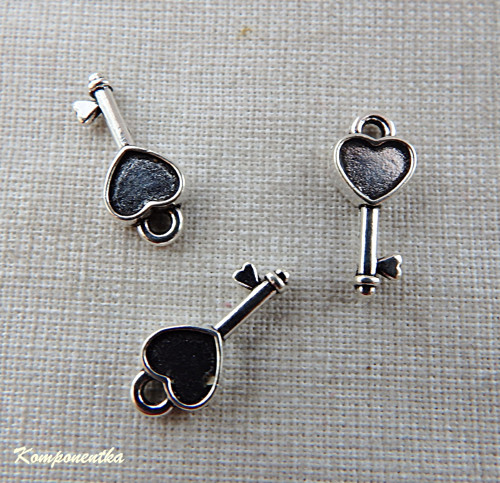 Kovový přívěsek klíč 7x16mm 2kusy