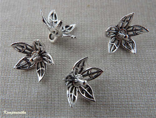 Kovový přívěsek kytička 6x11mm 1kus