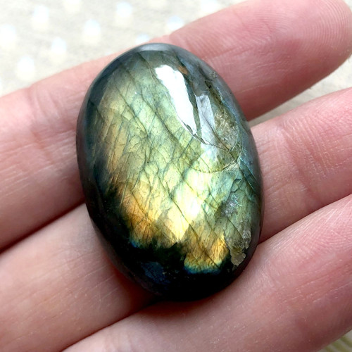 Labradorit kabošon ovál ( 34x25 x6 mm), L403