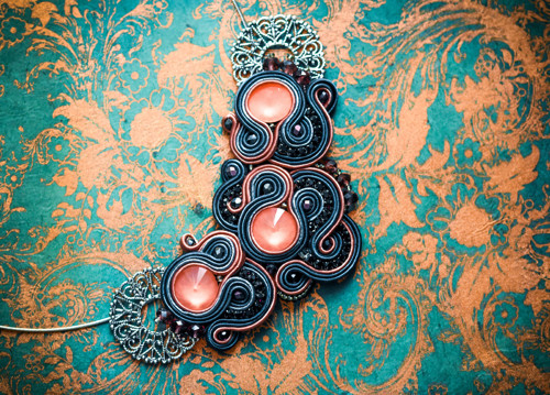 Soutache náhrdelník so swarovski kryštálmi