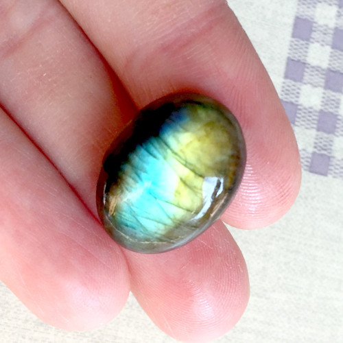 Labradorit kabošon ovál ( 18x13 x4 mm) L405