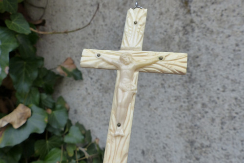 Ježíš Kristus na kříži, vyřezávaná kost, celuloid