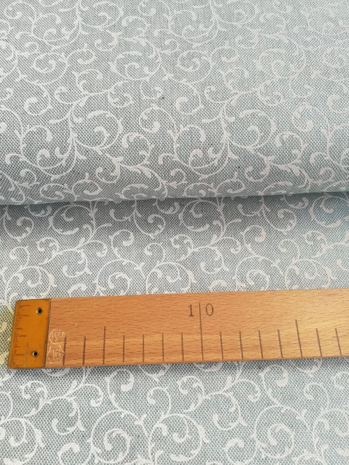 Smetanové ornamenty na zelinkavé