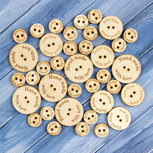 Dřevěné kulaté knoflíky s nápisem Handmade,