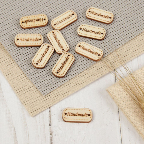 Oválné dřevěné štítky s nápisem Handmade, se