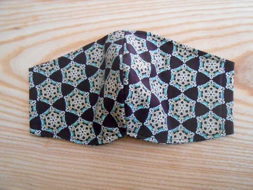 Rouška černá s ornamenty — foto 1