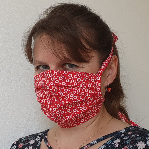 Bavlněná rouška - bílé kytičky na červené