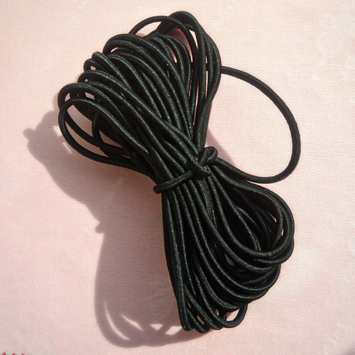 Černá gumička — foto 1
