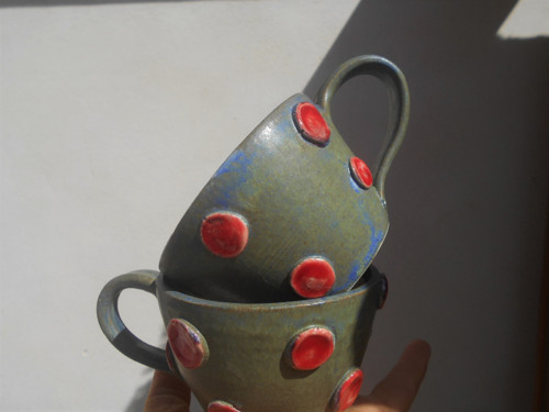 Modrý šálek s rudými placičkami, 200 ml — foto 1