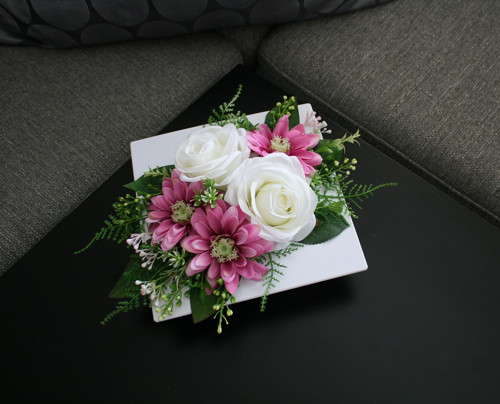 Ikebana s kaméliemi a chryzantémami — foto 1