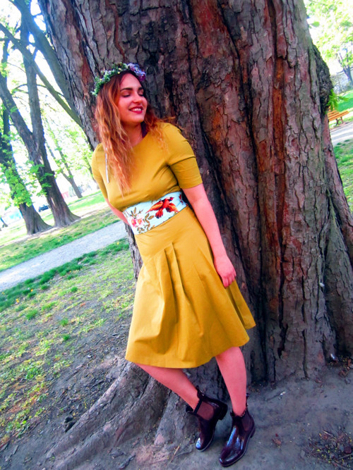 Šaty v okru, padesátkový look — foto 1