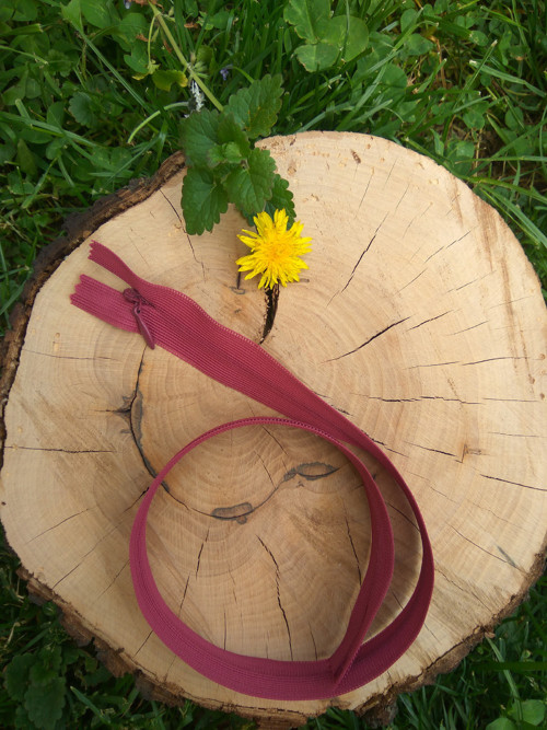Zip skrytý 45cm - vínová