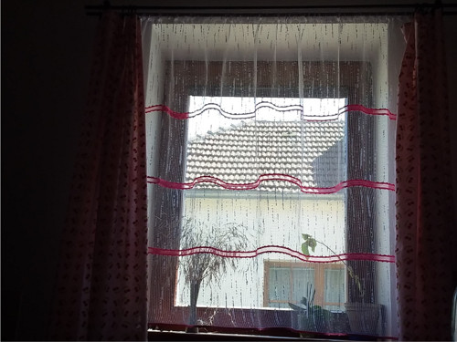 Záclona s fuchsiově růžovou