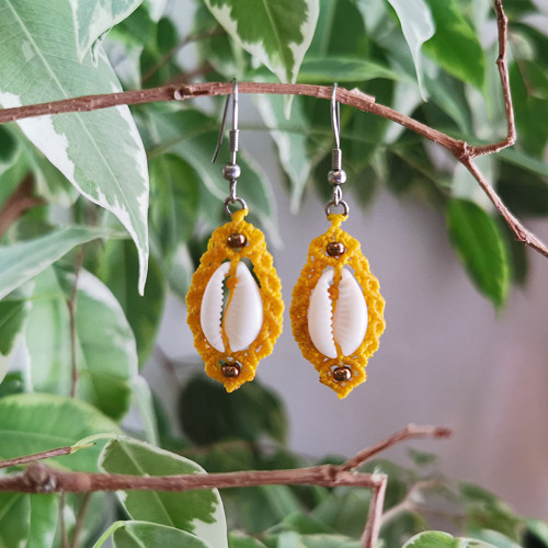 Macramé náušnice s kauri mušlí — foto 1