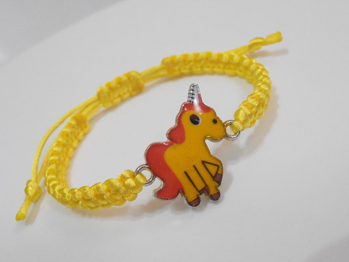 "Unicorn" - dětský náramek (macramé) — foto 1