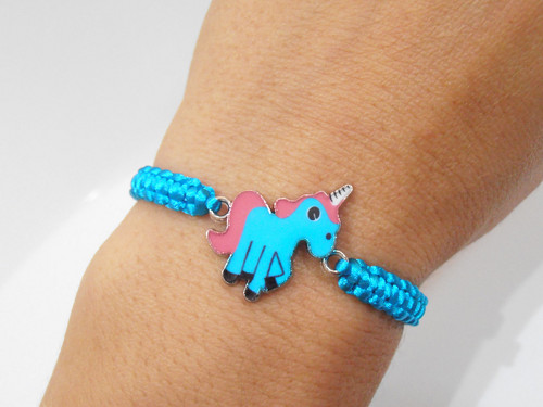 "Unicorn" - dětský náramek (macramé) — foto 1