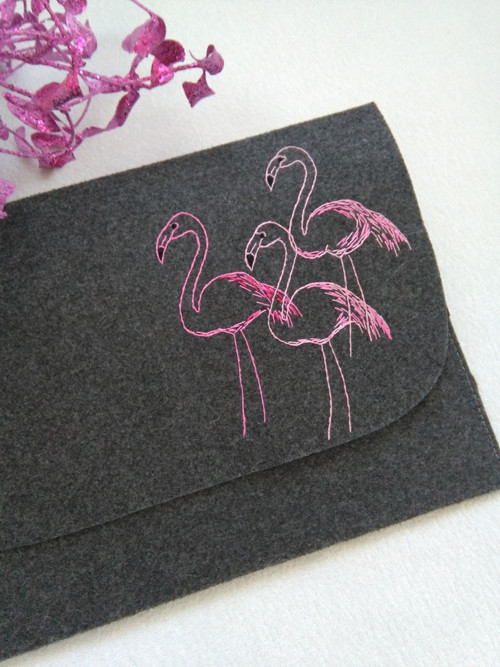 Plameňáci (ručně vyšívaný obal na tablet/notebook) — foto 1