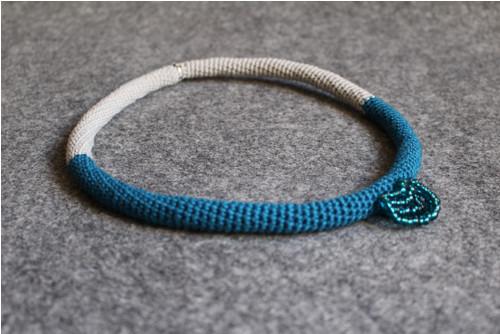Minimalistický moderní náhrdelník šedotyrkys