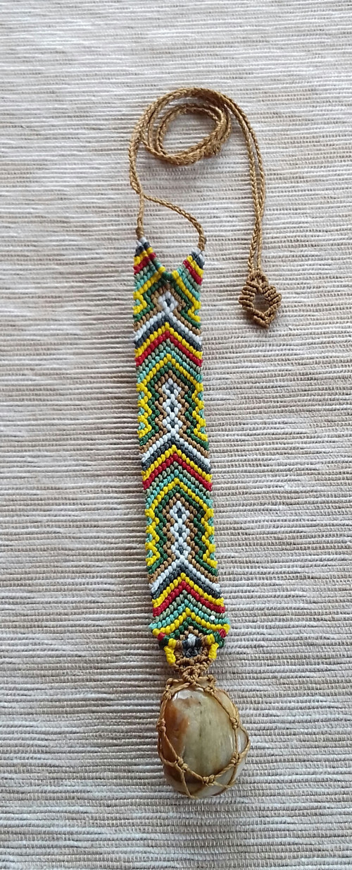 Vzorovaný přívěšek s kamenem