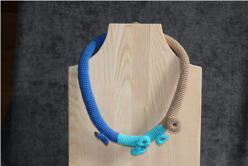 Minimalistický náhrdelník háčkovaný s houbičkami
