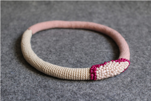 Minimalistický moderní náhrdelník s aplikací