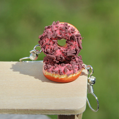 Růžové donuty s čoko posypkou (i nakousnuté)