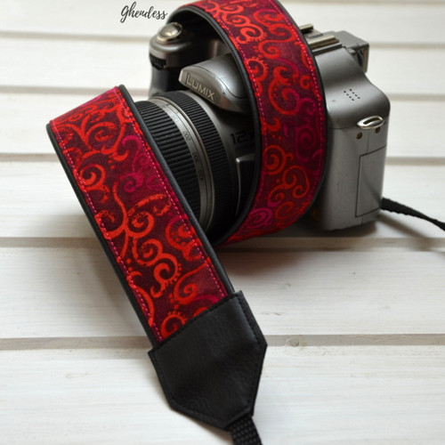Popruh na fotoaparát - Red scrolls