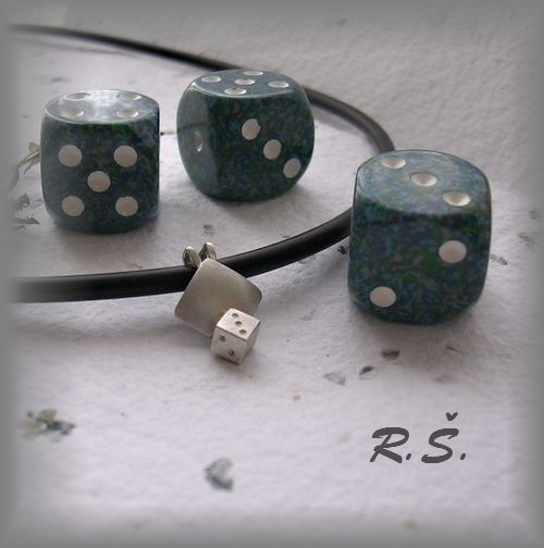 HRÁČ ...přívěsek 15 x 11 mm s PIDI kostičkou 4 mm