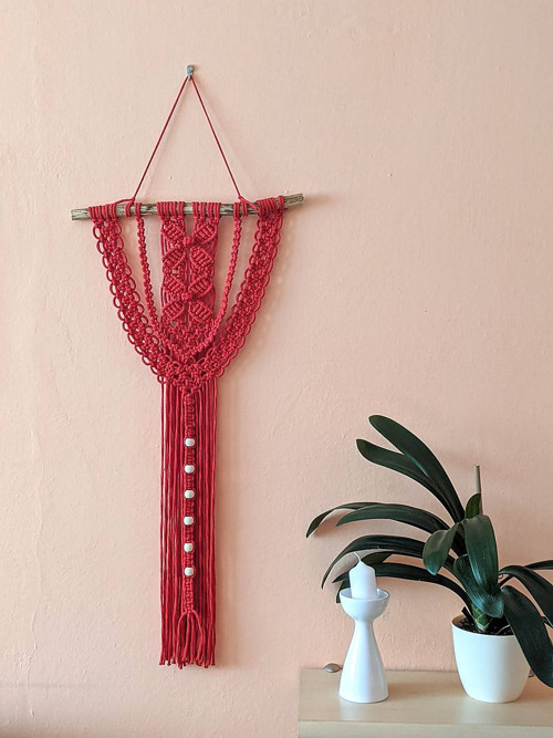 Macrame záves v červenej farbe s kvetinkou