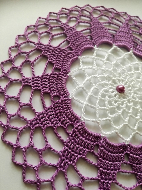 Krajka fialová s korálkem - do kruhu 18 cm