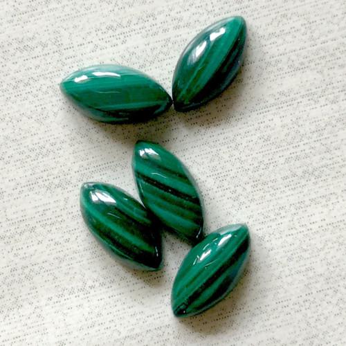Malachit kabošon naveta 10x5mm