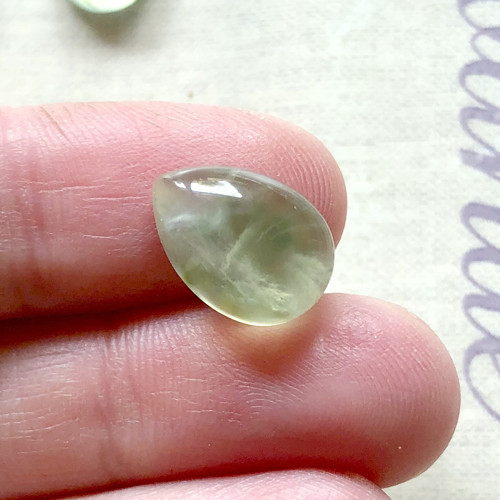 Prehnit kabošon slza 14x10mm