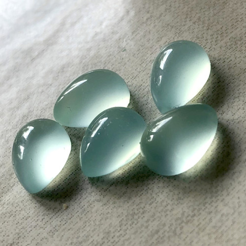 Chalcedón aqua kabošon slza 10x7mm
